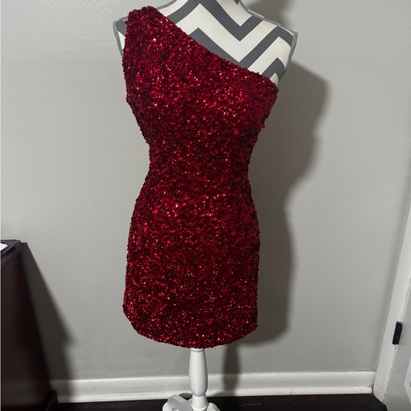 Elegant Red Sequin One-Shoulder Dress - Picture 1 of 3